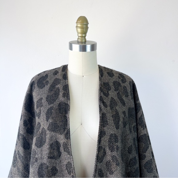 Woolrich • Cheetah Shawl • OS - Picture 2 of 8